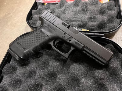 Used Glock 17 Gen 4 9mm 17 rd night sights - LE Trade - $419