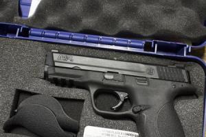 SMITH AND WESSON MP40 40SW Police Trade-ins with 2 Magazines and Original Box (Very Good Condition)