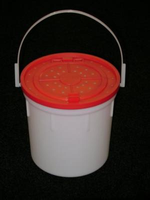 Challenge Plastics Bait Bucket with Lid, 4Qt, 50055