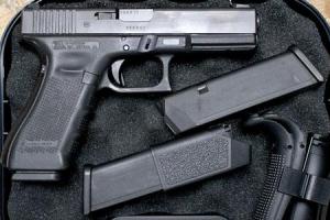 GLOCK 17 Gen4 9mm Police Trade-in Pistol with Three Magazines and Original Case